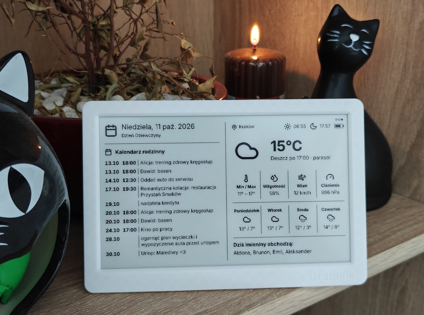 Grainink — matowy ekran z kalendarzem i pogodą, wspólny rytm pary